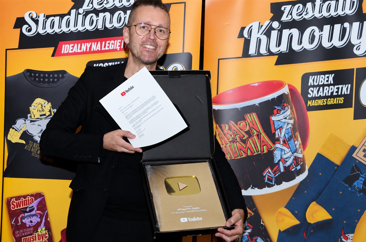 Łukasz Skalik prezentuje Złoty Przycisk dla SPInka Film Studio i list od YouTube