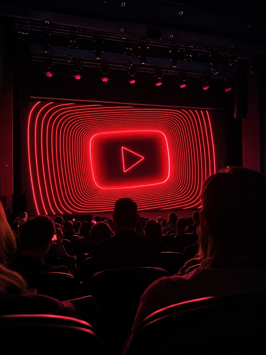 Podświetlona na czerwono scena z symbolem odtwarzania YouTube