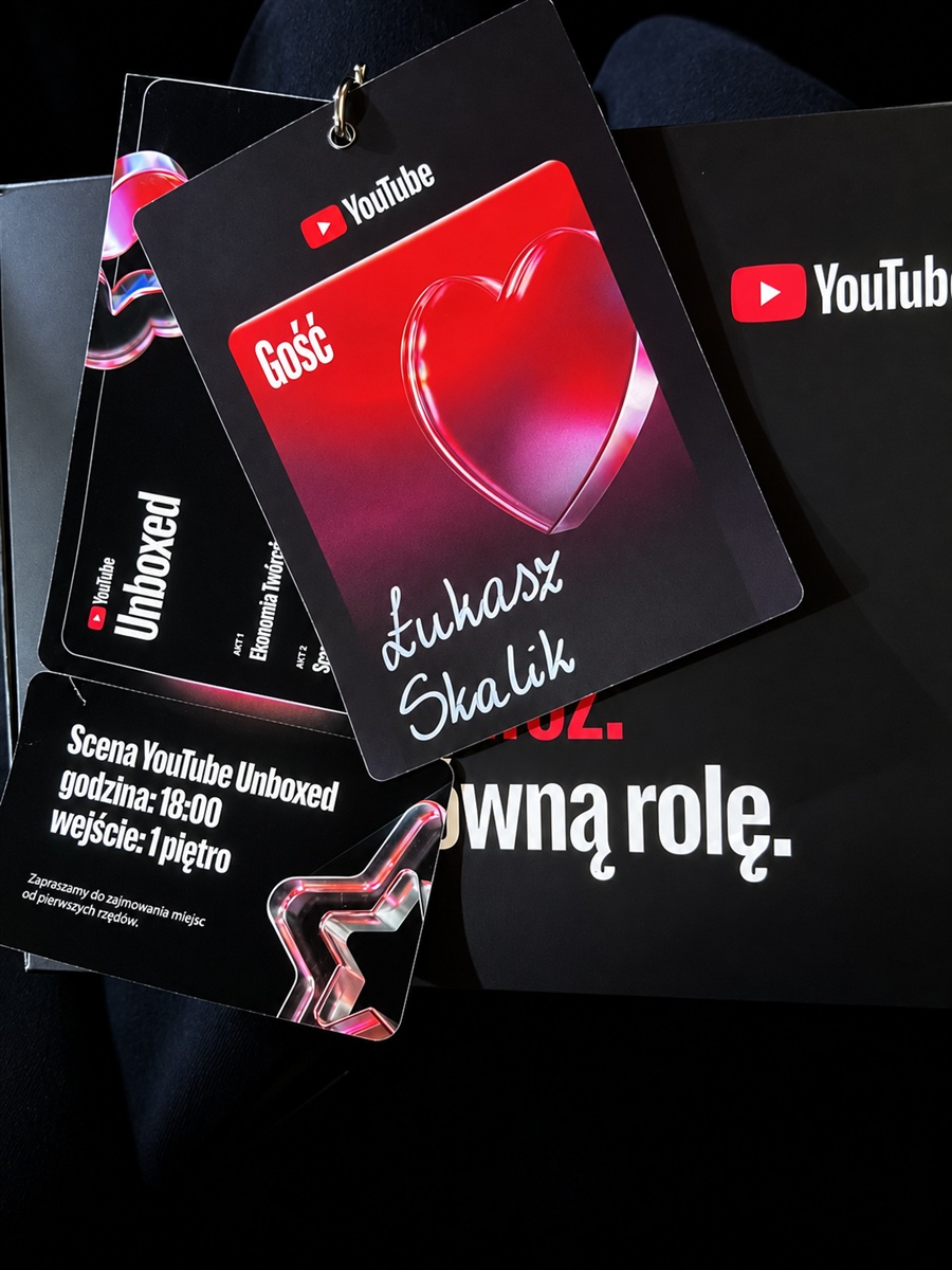 Identyfikator Łukasza Skalika i materiały wydarzenia YouTube Unboxed
