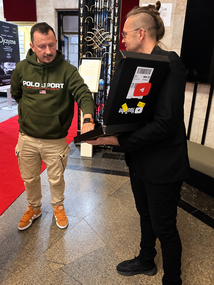 Bartosz Walaszek i Łukasz Skalik z nagrodą YouTube w holu Kinoteki