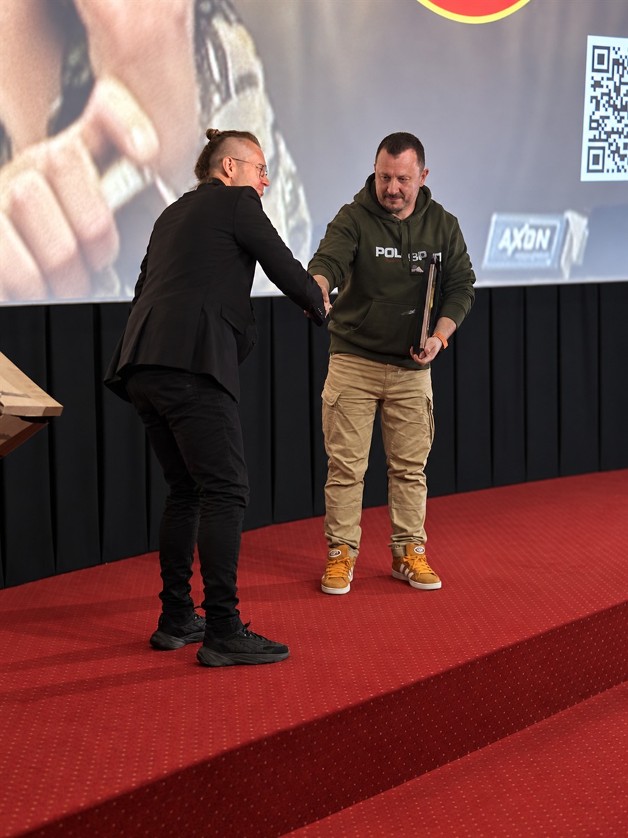 Uścisk dłoni podczas przekazania nagrody YouTube w Kinotece